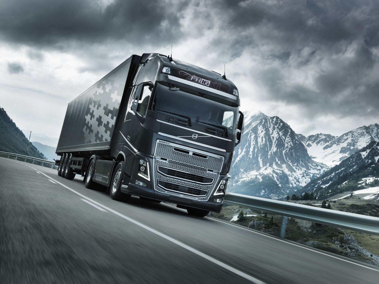 Volvo FH16 - podobne ciężarówki wykorzystywano podczas testów zestawów o DMC 90 ton