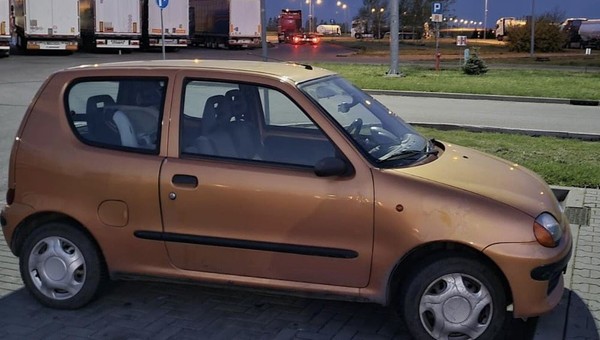 Jechał Seicento pod prąd. Przed policjantami udawał, że... nie ma go za kierownicą