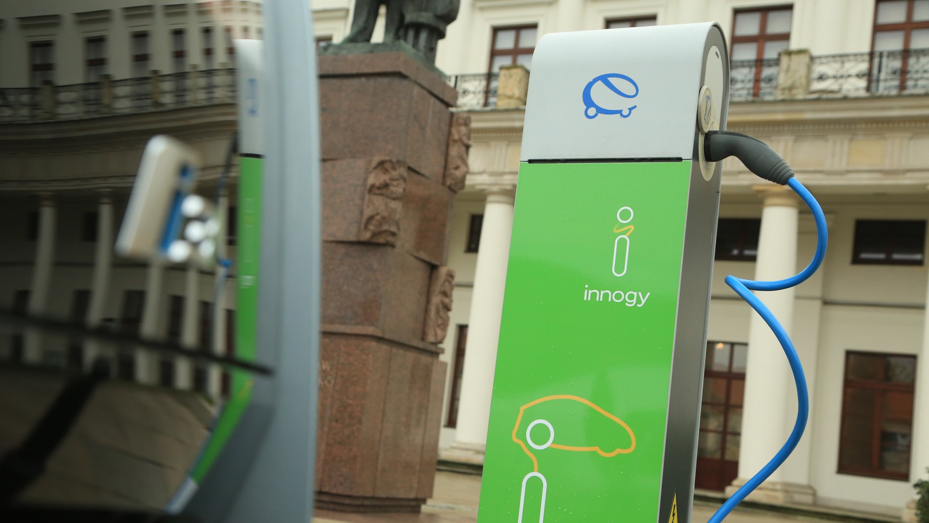 Ładowanie auta na prąd. Mało aut – mały problem. Dużo aut...