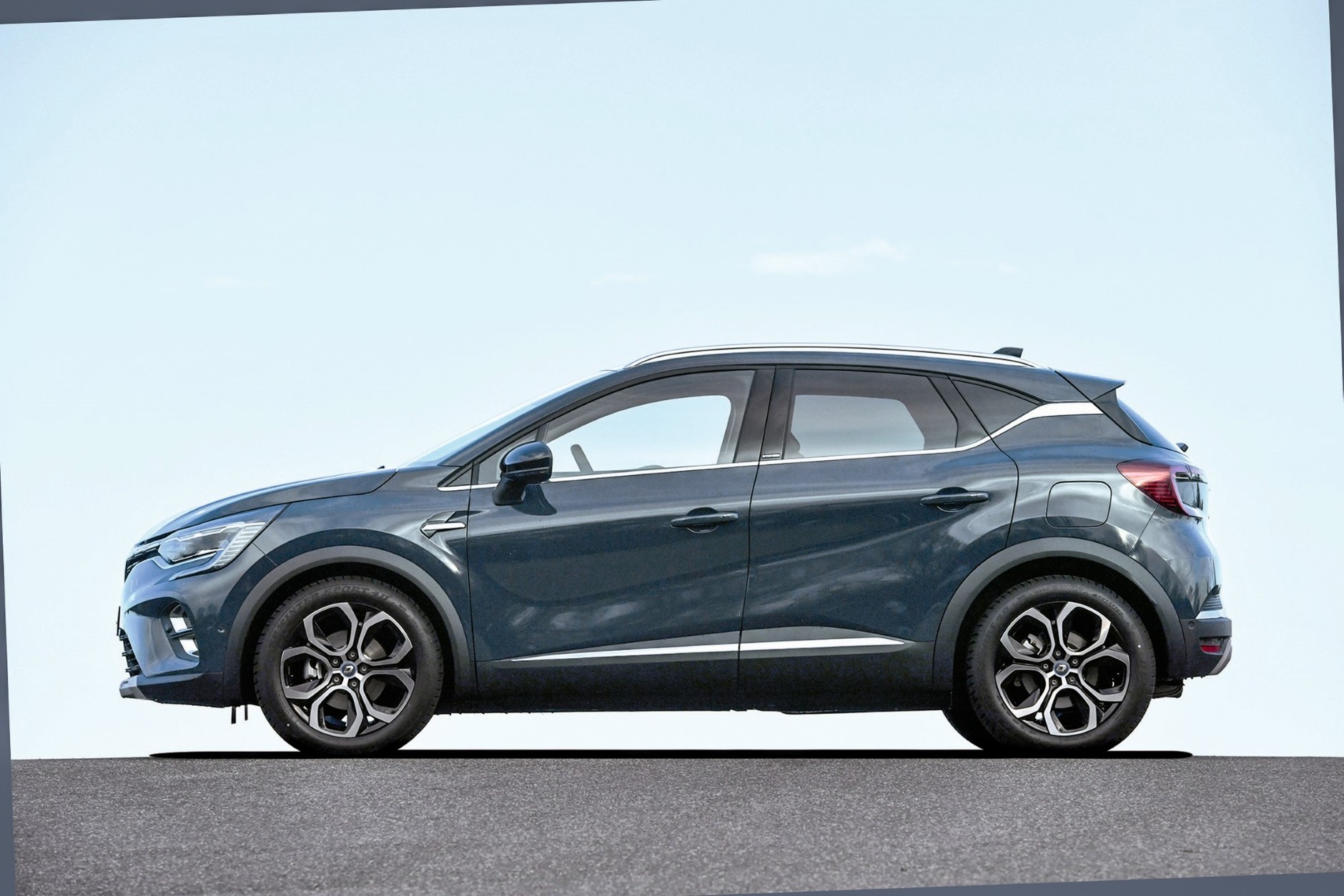 Dwie hybrydy ładowane z gniazdka: Kia Niro i Renault Captur