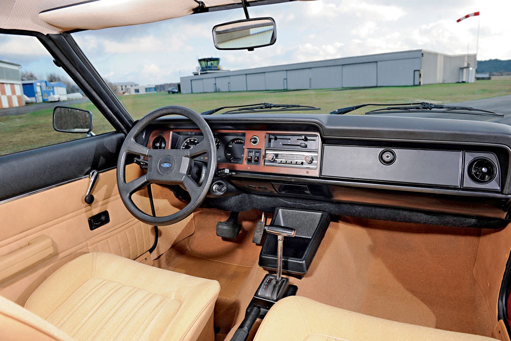 Czteroramienna kierownica na tle bogactwa wyposażenia GL. Drewnopodobne okleiny należały do opcjonalnego wyposażenia i kosztowały 1845 marek.