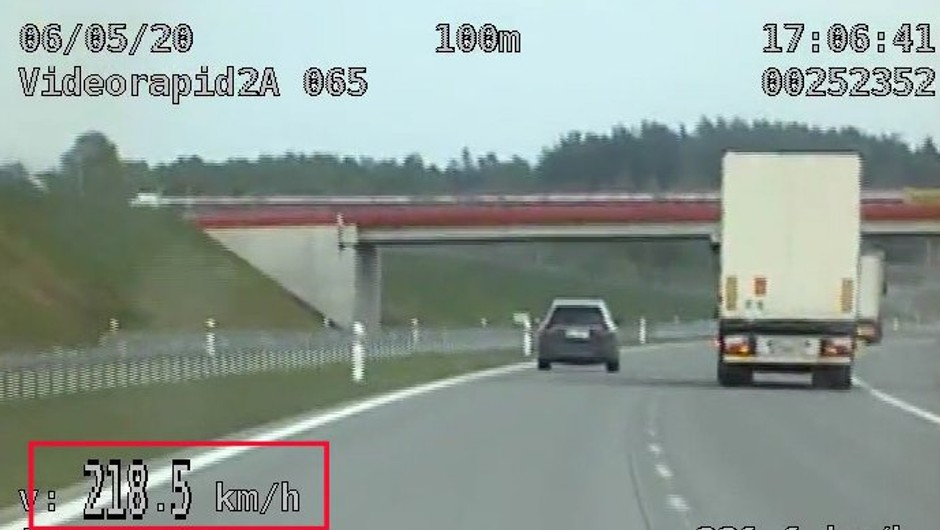 Zbyt szybka jazda po autostradzie