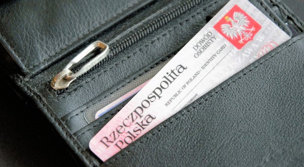 Zabrudzony dowód osobisty zwrócił uwagę policjantów. To miała być zwykła kontrola