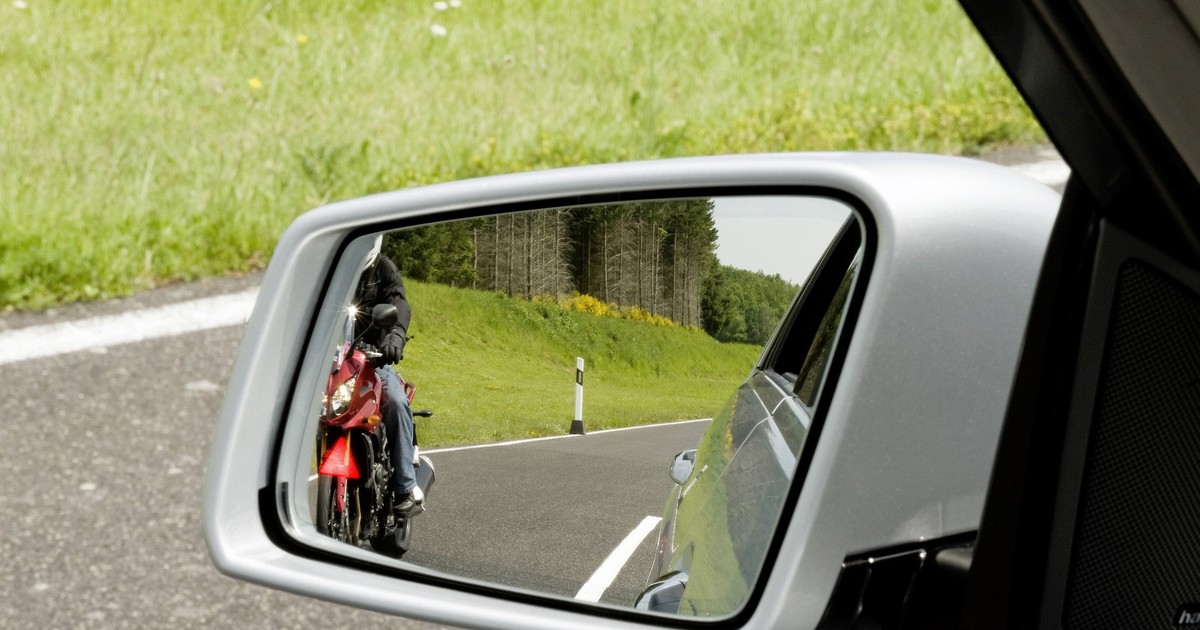 Motocyklista w lusterku