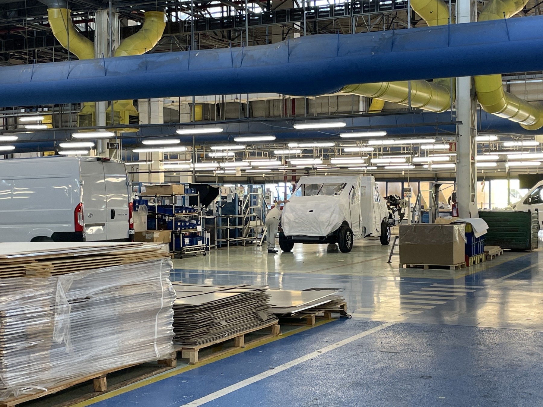 Zabezpieczone do transportu sczepione tyłami "szkieletory" w centrum CustomFit