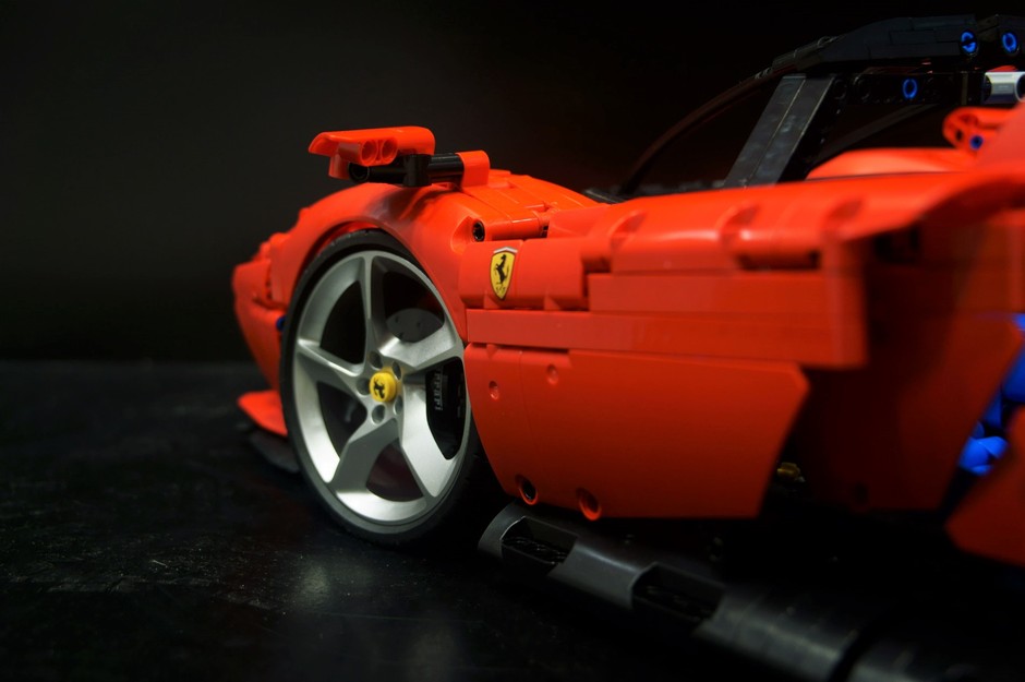 Ferrari Daytona SP3 w skali 1:8 z klocków LEGO