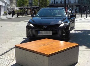 Wjechała na plac w centrum Warszawy. Tłumaczyła się w kuriozalny sposób