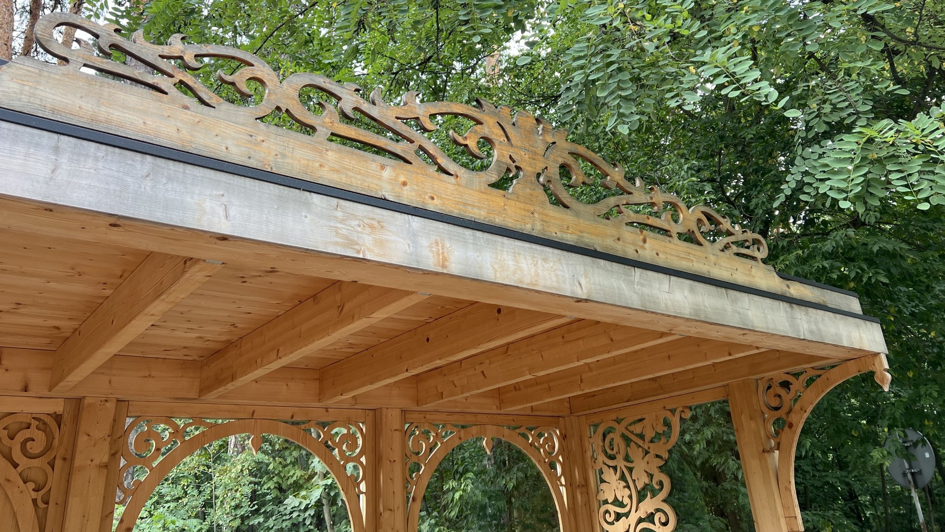 Przystanek autobusowy w Otwocku w stylu świdermajer (województwo mazowieckie)