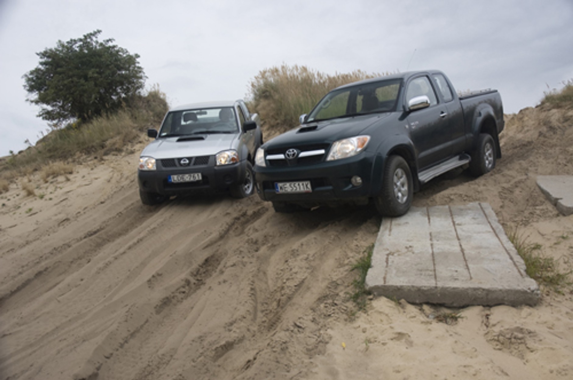 Nissan NP300 kontra Toyota Hilux. Porownanie pikapów do pracy
