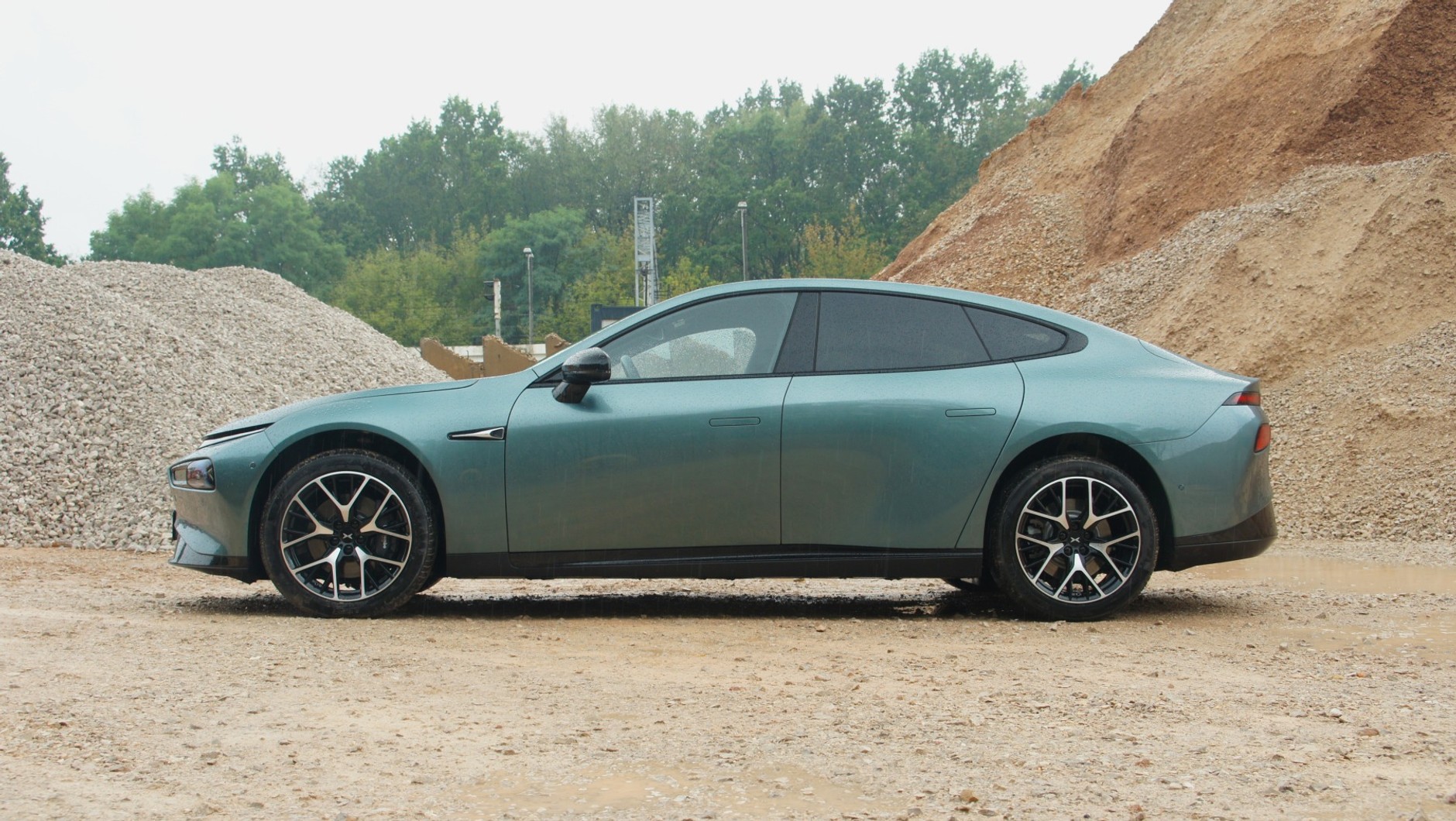 Xpeng P7 ma o 12,3 cm dłuższy rozstaw osi niż Tesla Model 3