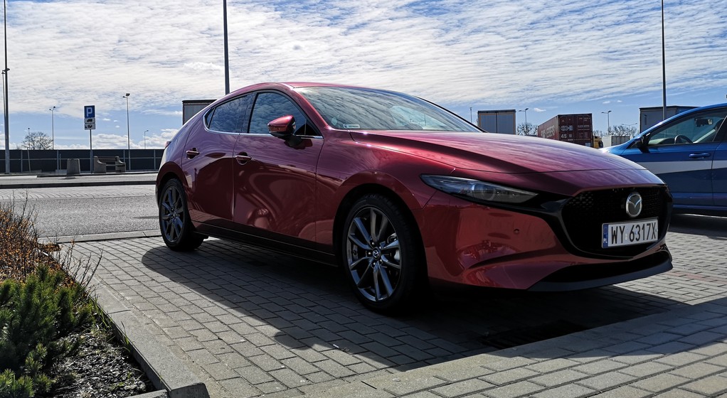 Mazda 3 z systemem MZD Connect i nagłośnieniem Bose
