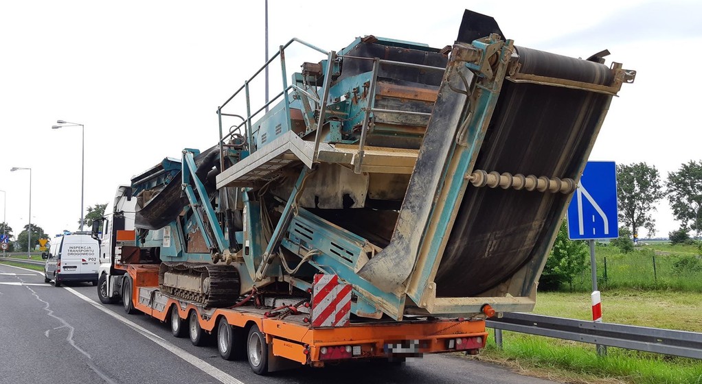 Za szeroki transport na A4, pojazd uszkodził bramkę