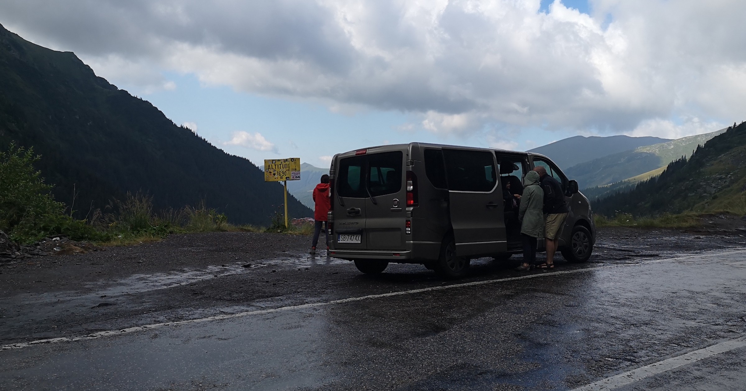 Fiat Talento na Drodze Transylwańskiej w środkowej Rumunii. Trasa prowadzi przez przełęcz na wysokości ponad 2 tys. metrów  