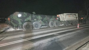 Pojazd amerykańskiej armii wjechał do rowu. Polskie drogi zbyt wąskie?