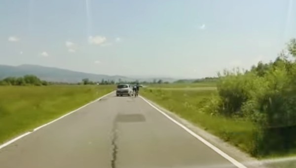 Kierowca-szeryf na rowerzystów. Co mu grozi za spowodowanie wypadku?