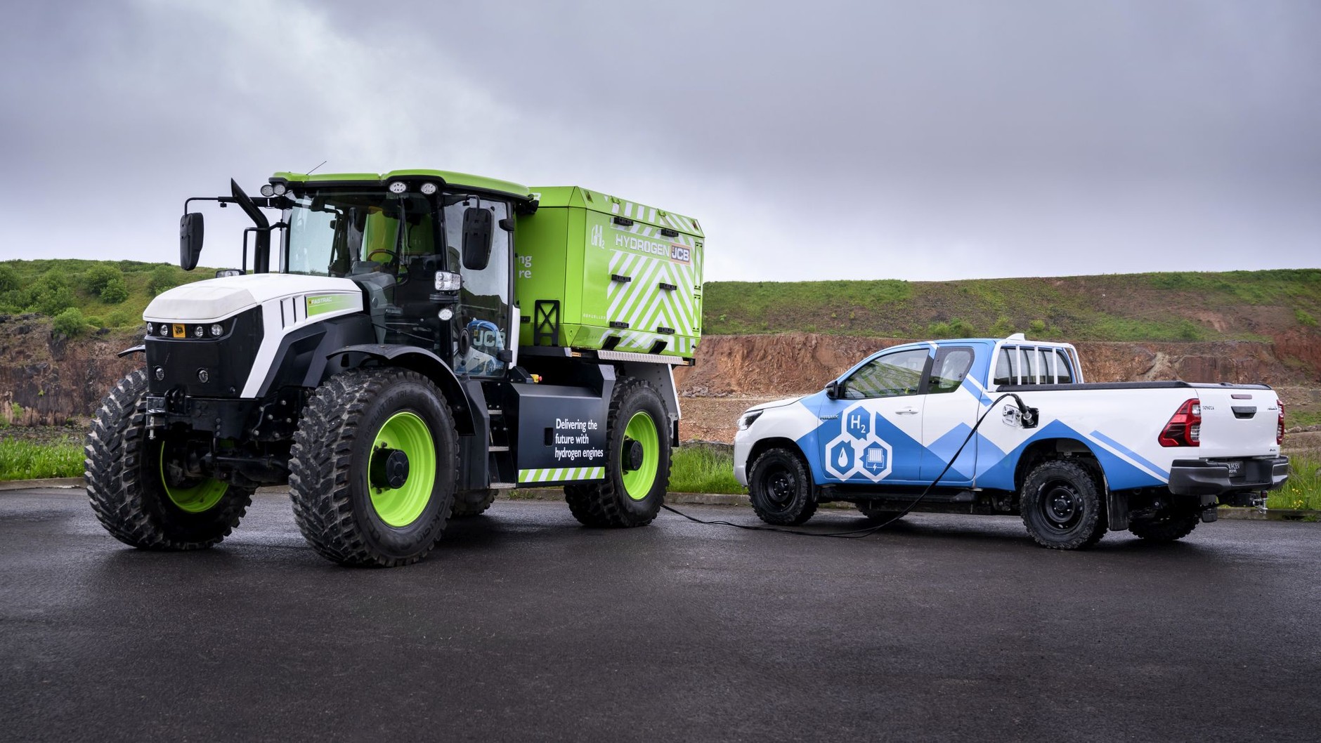 Tankowanie wodoru z mobilnej stacji JCB