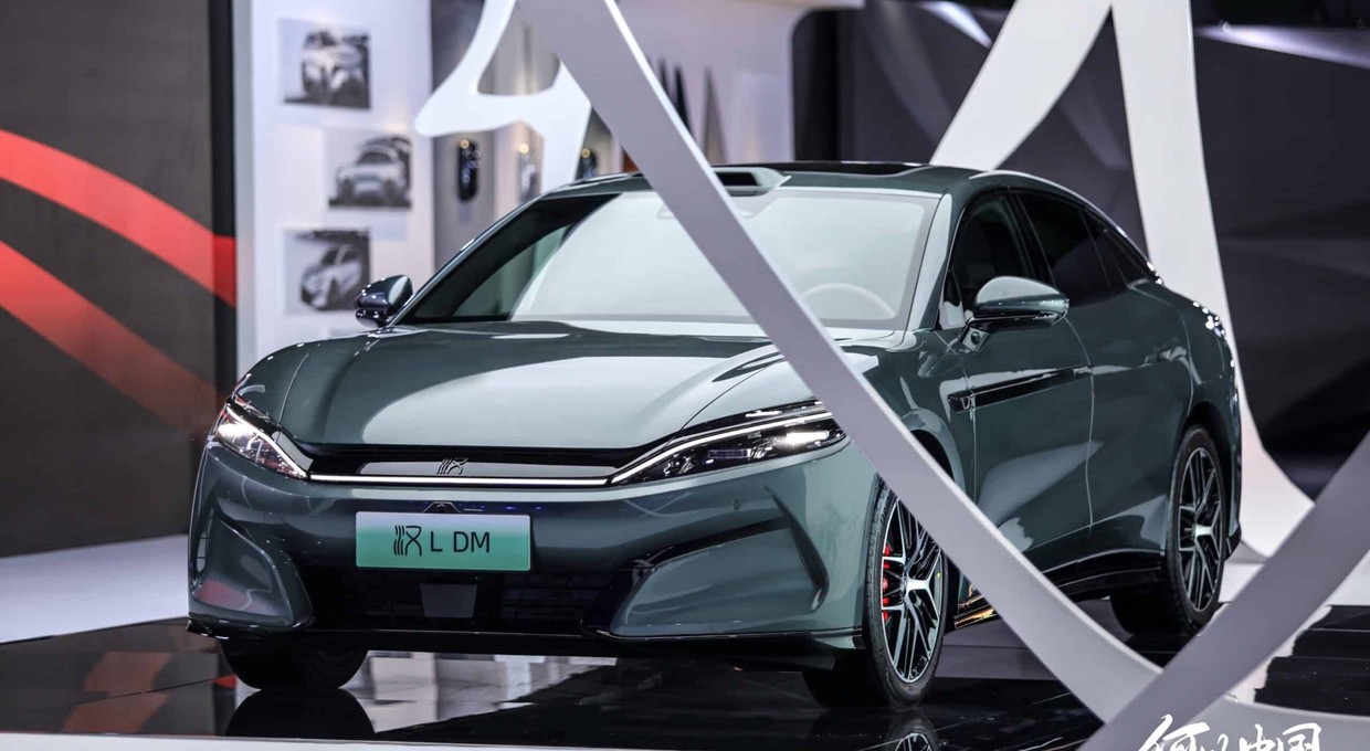 BYD Han L może ładować się z dwóch kabli naraz. 80 proc. w 10 minut na mrozie (!)