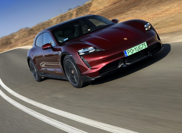 Aż robi się ciemno przed oczami. Porsche Taycan Cross Turismo Turbo S przyspiesza do 100 km/h w 2,9 s!