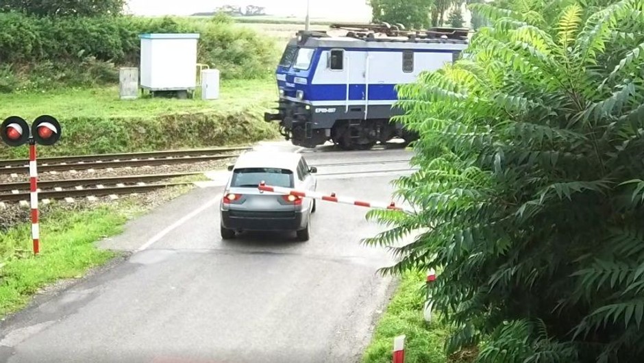 Wjechał na przejazd kolejowy