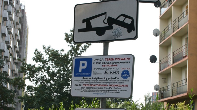 Spółdzielnie mieszkaniowe znalazły bat na kierowców zajmujących miejsca parkingowe przeznaczone dla lokatorów osiedli