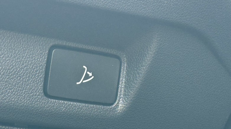 Przycisk z nietypowym piktogramem ze strzałką w Skodzie Elroq
