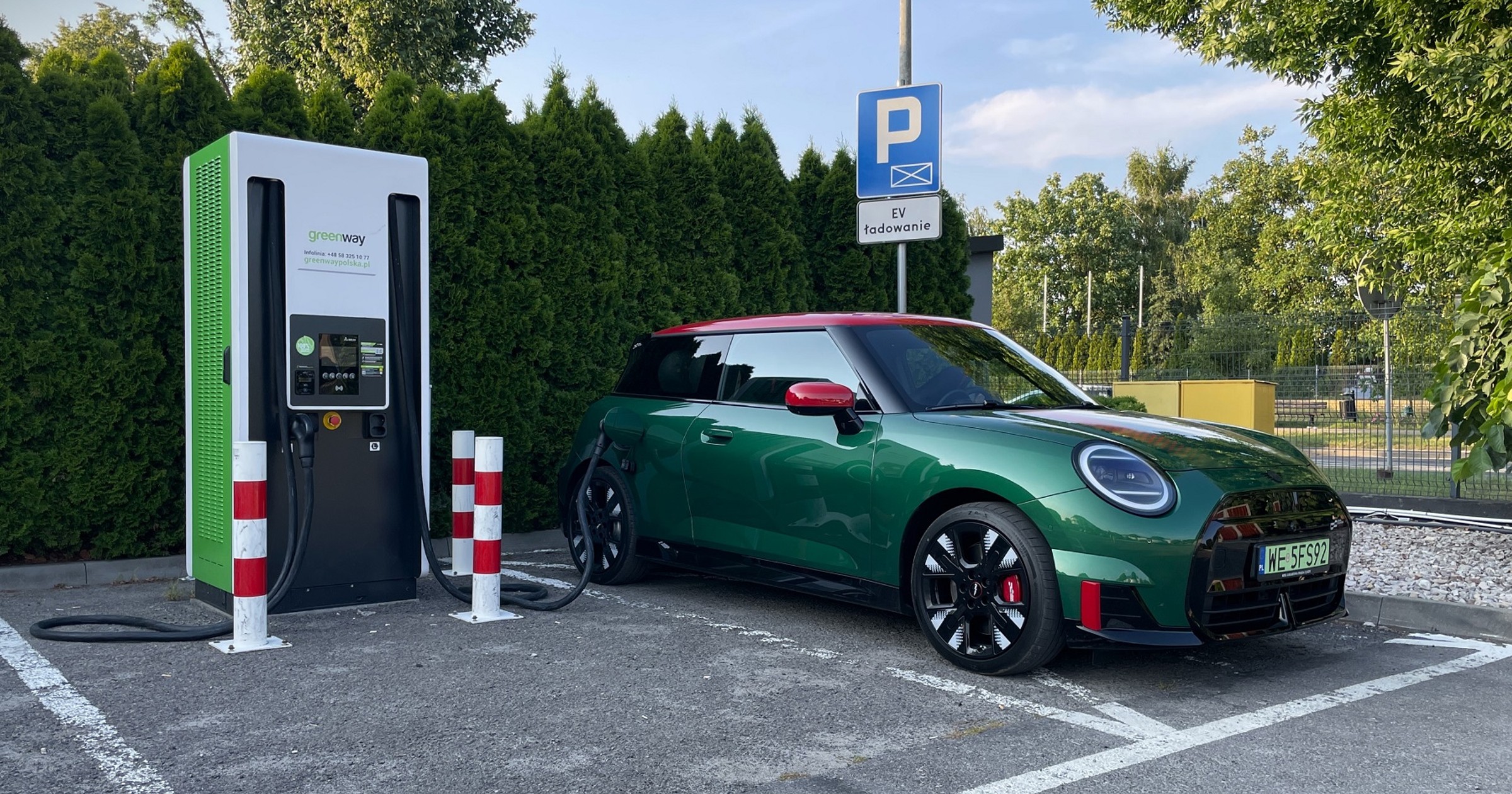 Elektryczne Mini na stacji szybkiego ładowania