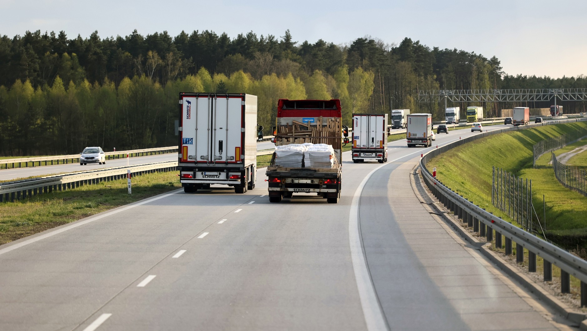 Wyprzedzająca ciężarówka na autostradzie — zdj. ilustracyjne