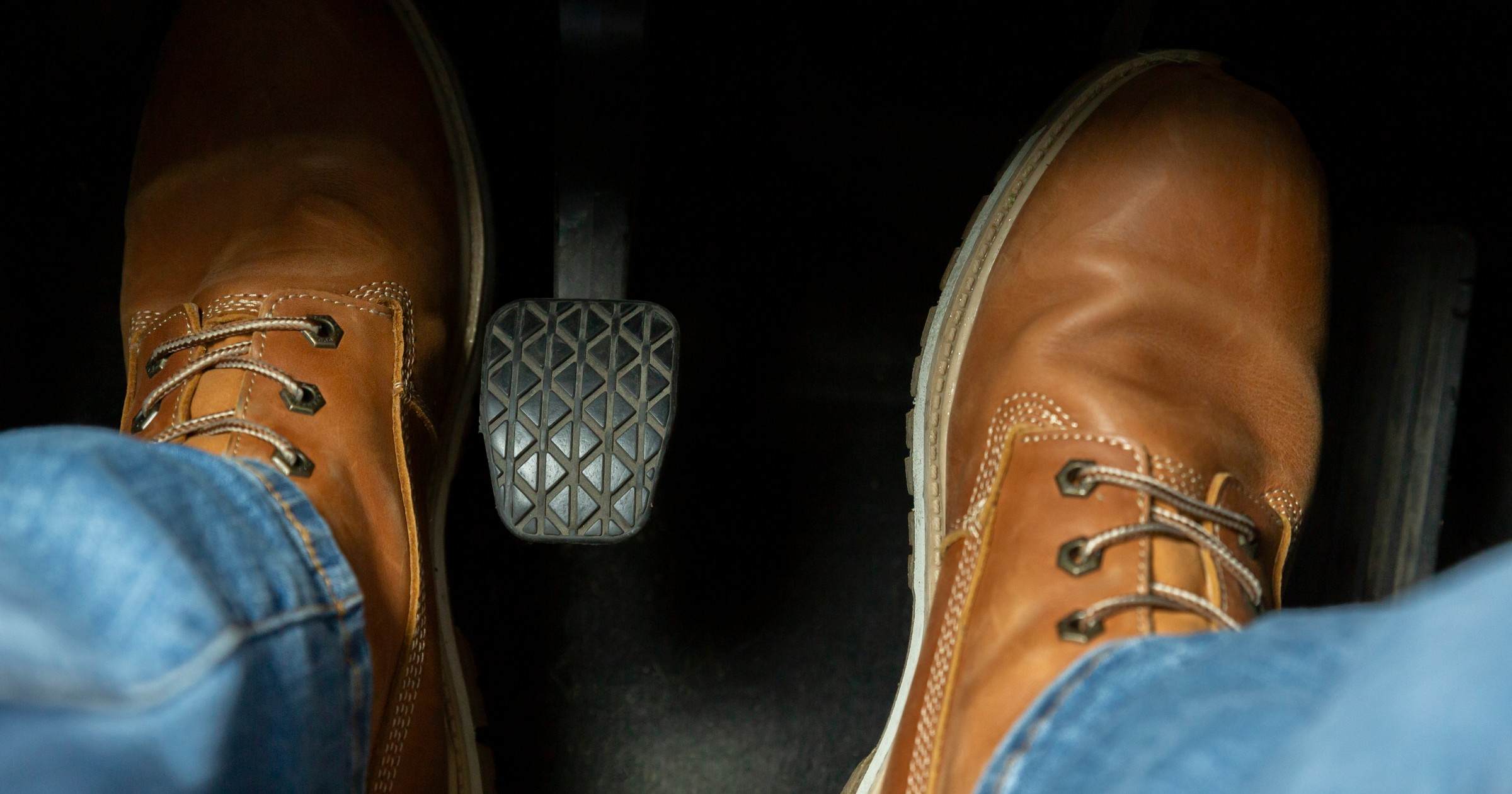 Launch Control to jednoczesne wciskanie hamulca i gazu. Zdjęcie ilustracyjne