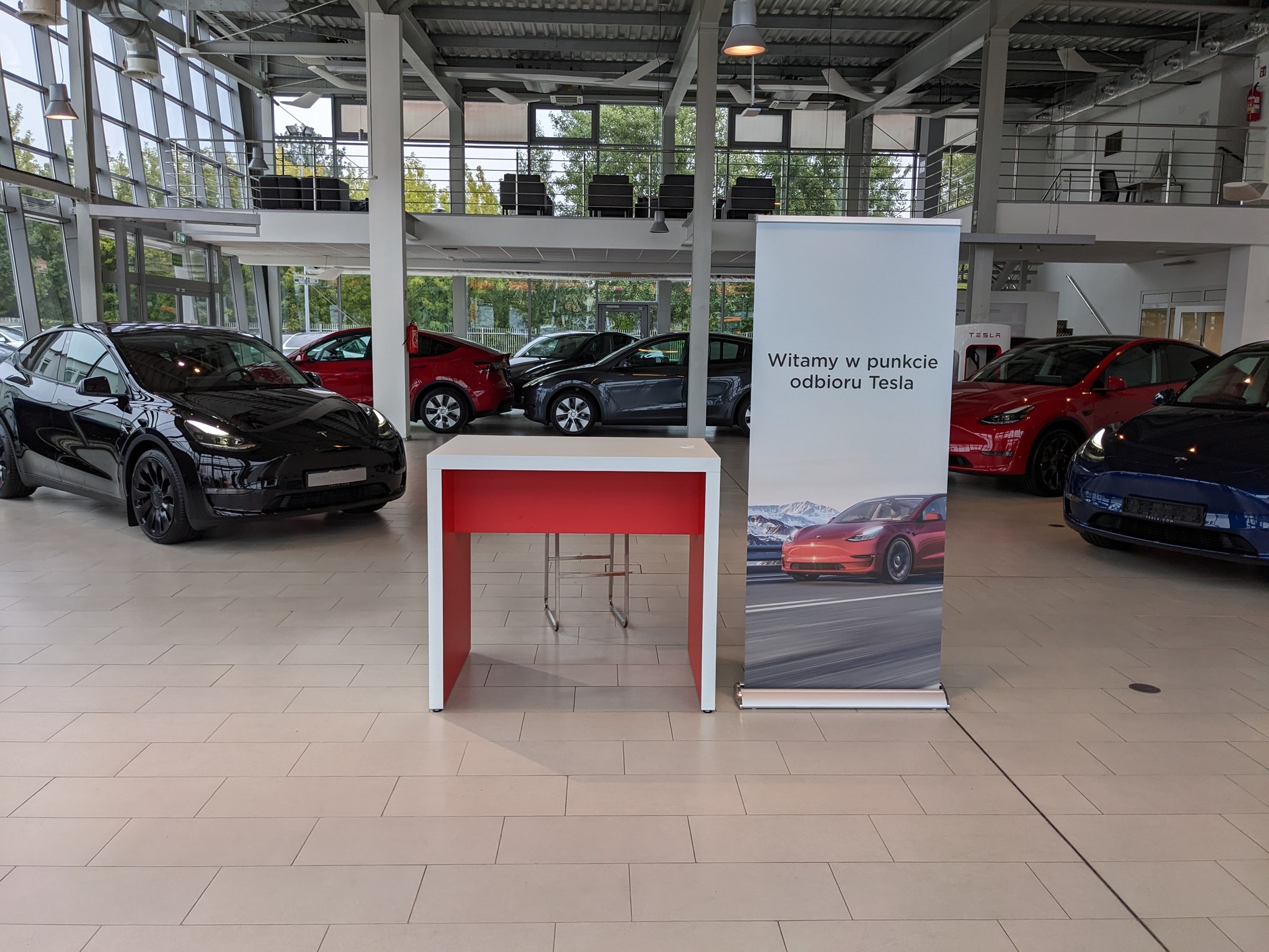 Odbiór nowej Tesli Model Y z salonu