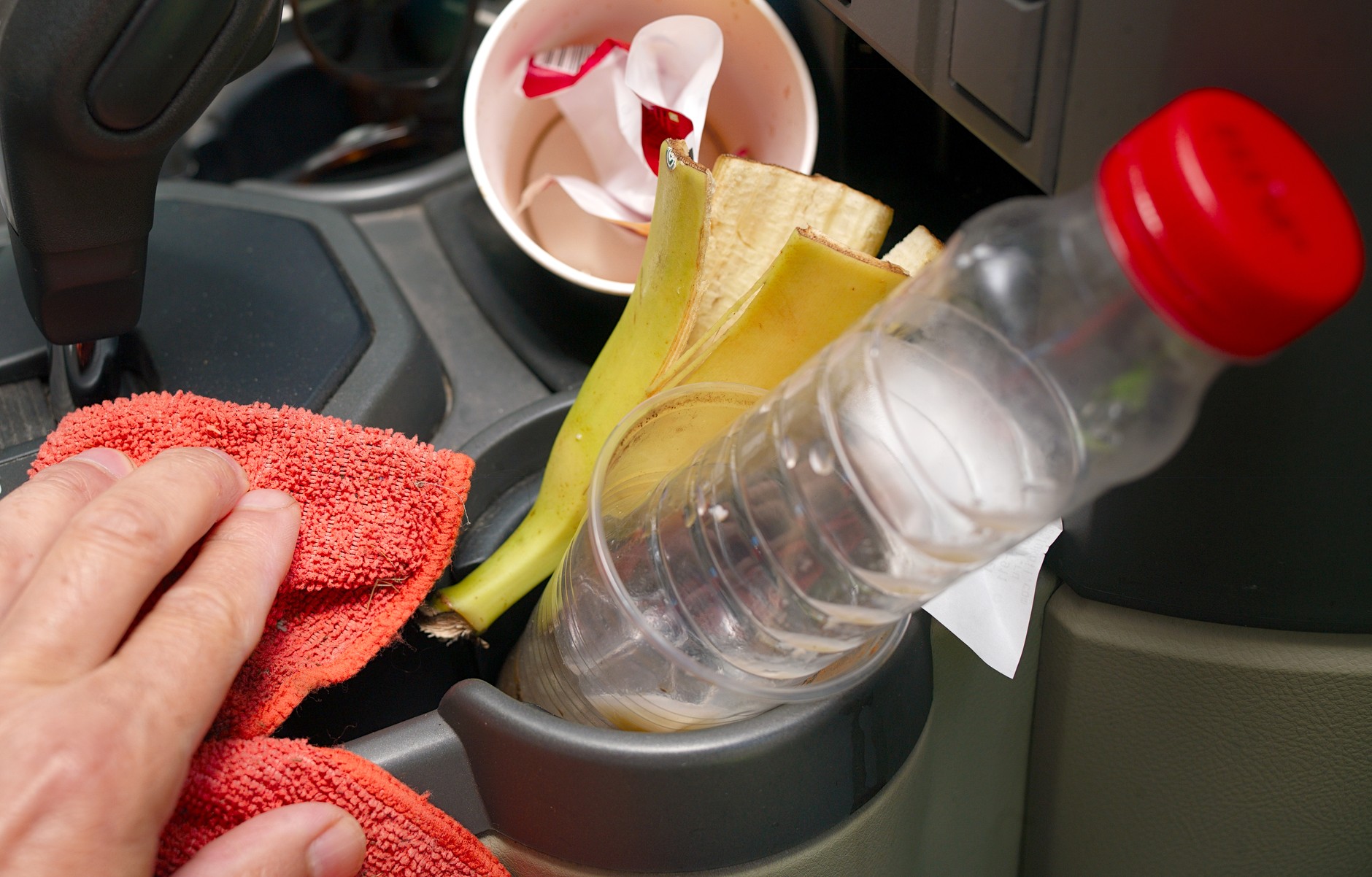 Przewożenie dzieci w aucie: w życiu wygląda inaczej niż w reklamach