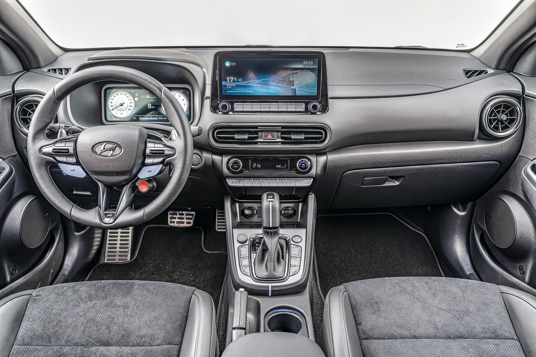 Kona pozwala cieszyć się tym, co najlepsze z obu światów obsługi: dużym dotykowym ekranem oraz prawdziwymi fizycznymi przyciskami i pokrętłami. Za ten rozsądek – szacunek. Szkoda, że w standardzie wersji N nie można mieć eleganckich klasycznych zegarów, pasujących do sportowego samochodu, tylko udające je animacje.