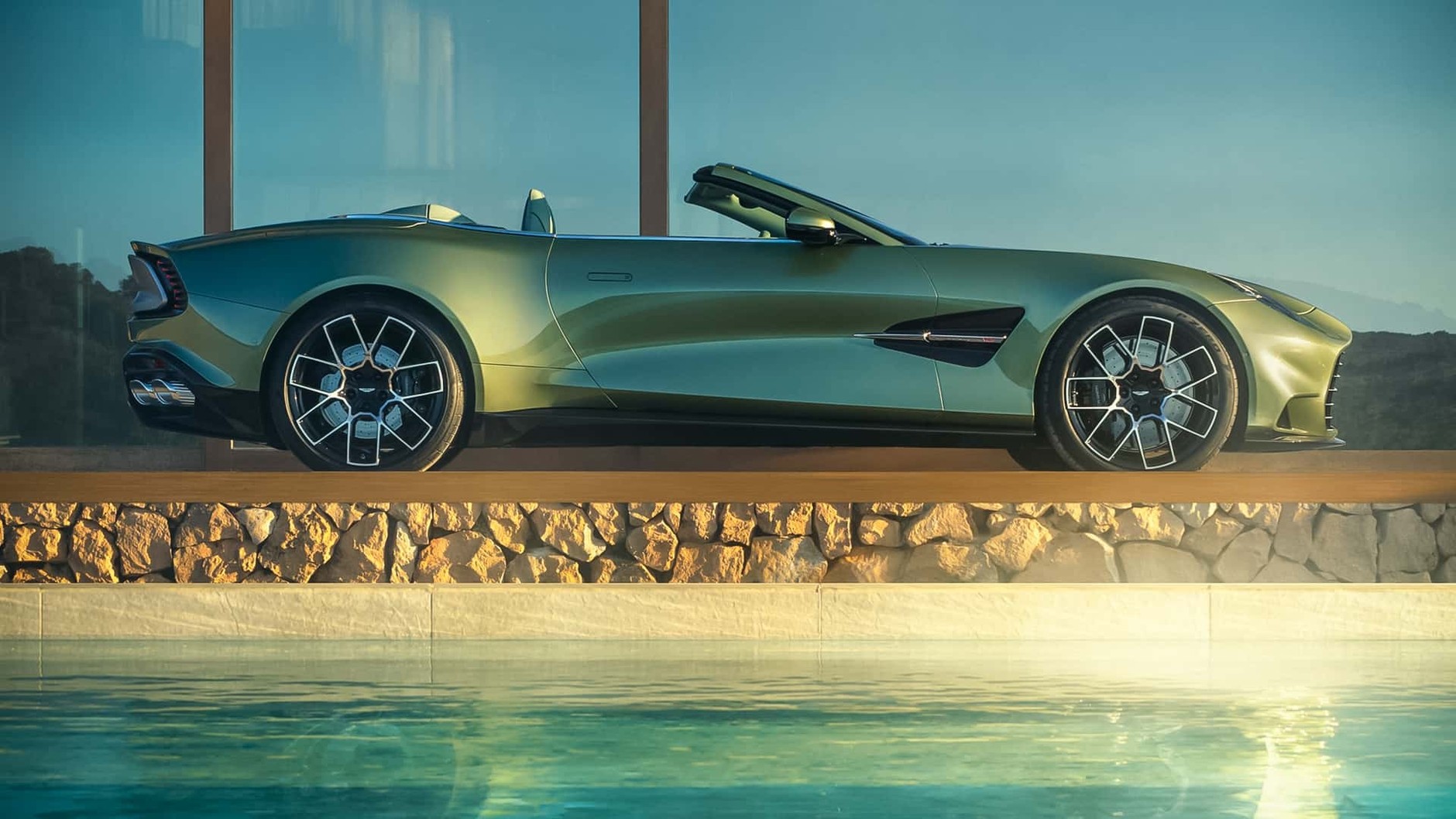 Aston Martin Vanquish Volante 2025