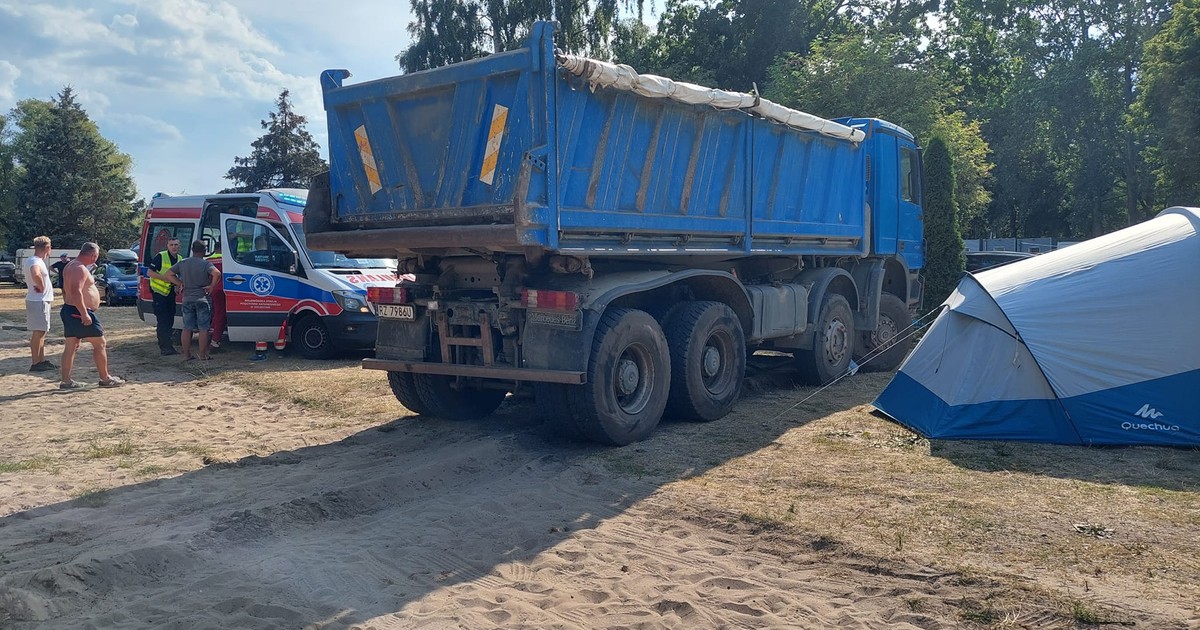 Wywrotka staranowała namiot na kempingu w Międzyzdrojach