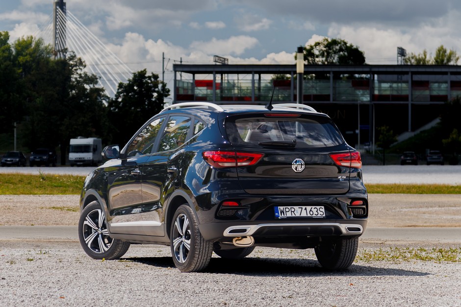 Dacia Duster kontra MG ZS. Porównanie dwóch budżetowych samochodów