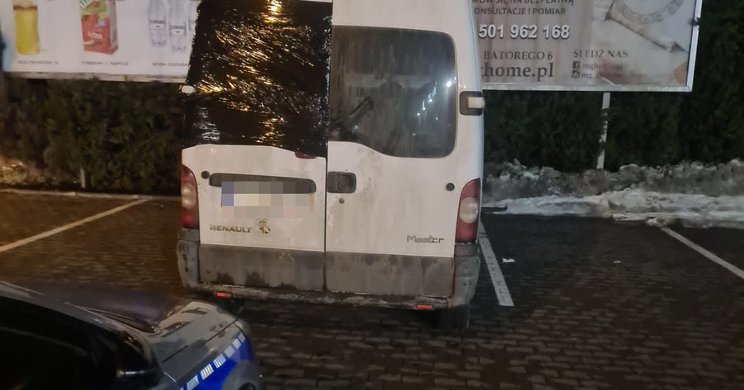 Policja zatrzymała do kontroli dostawcze Renault. To, co znaleźli z tyłu auta nie pozostawiało wątpliwości