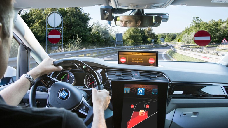 Działanie systemu zapobiegającego jeździe pod prąd. ZF