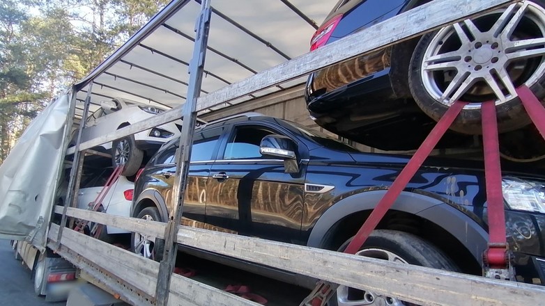 Patrol ITD wstrzymał transport samochodów z Wielkiej Brytanii na Litwę — te m.in. były źle zabezpieczone