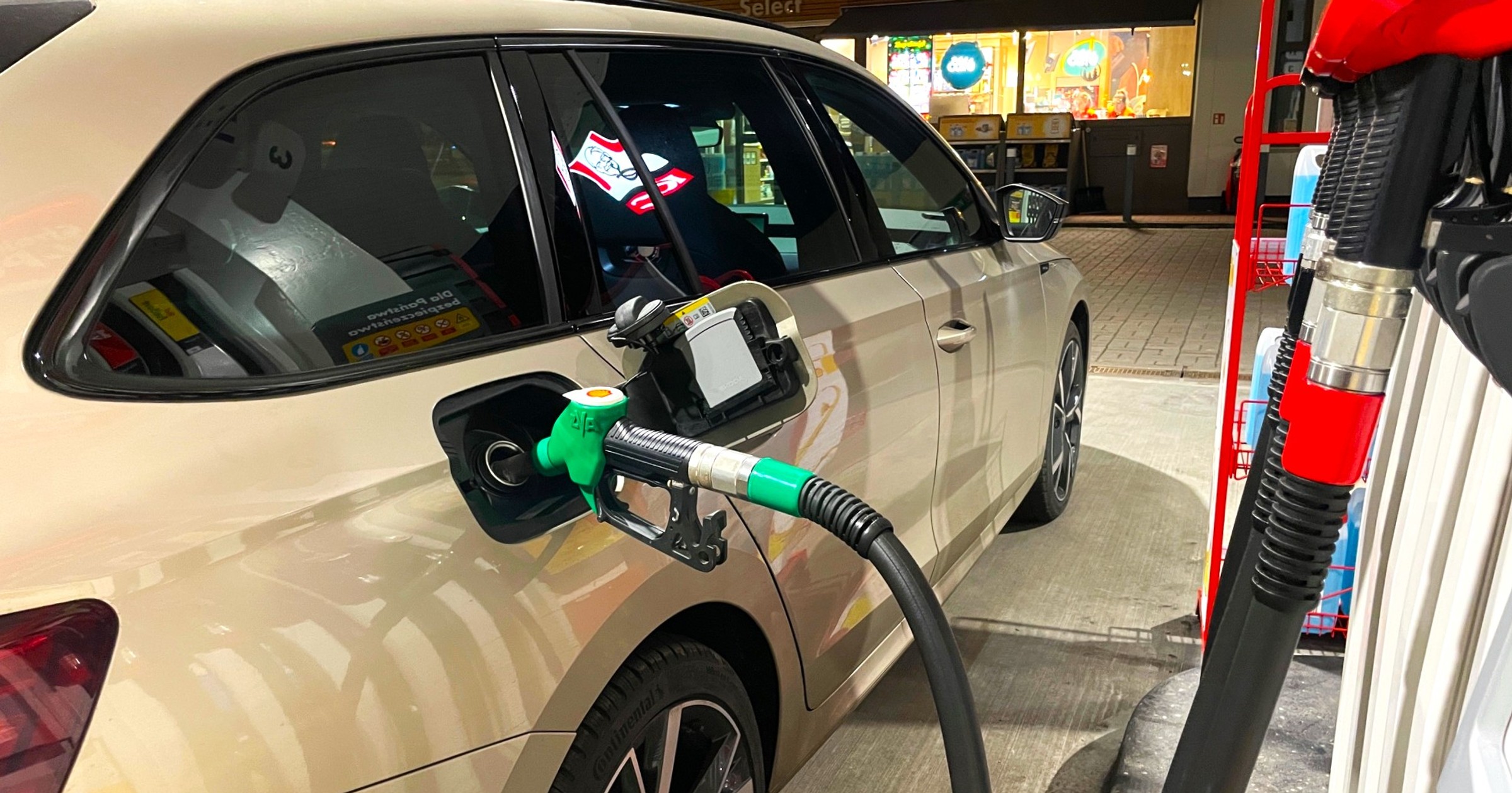 Wystarczy zatankować samochód do pełna. Tankowanie na zapas to duża niewygoda i tylko niewielkie oszczędności