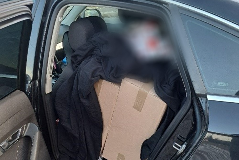 Auto było wypełnione po sufit nielegalnymi papierosami