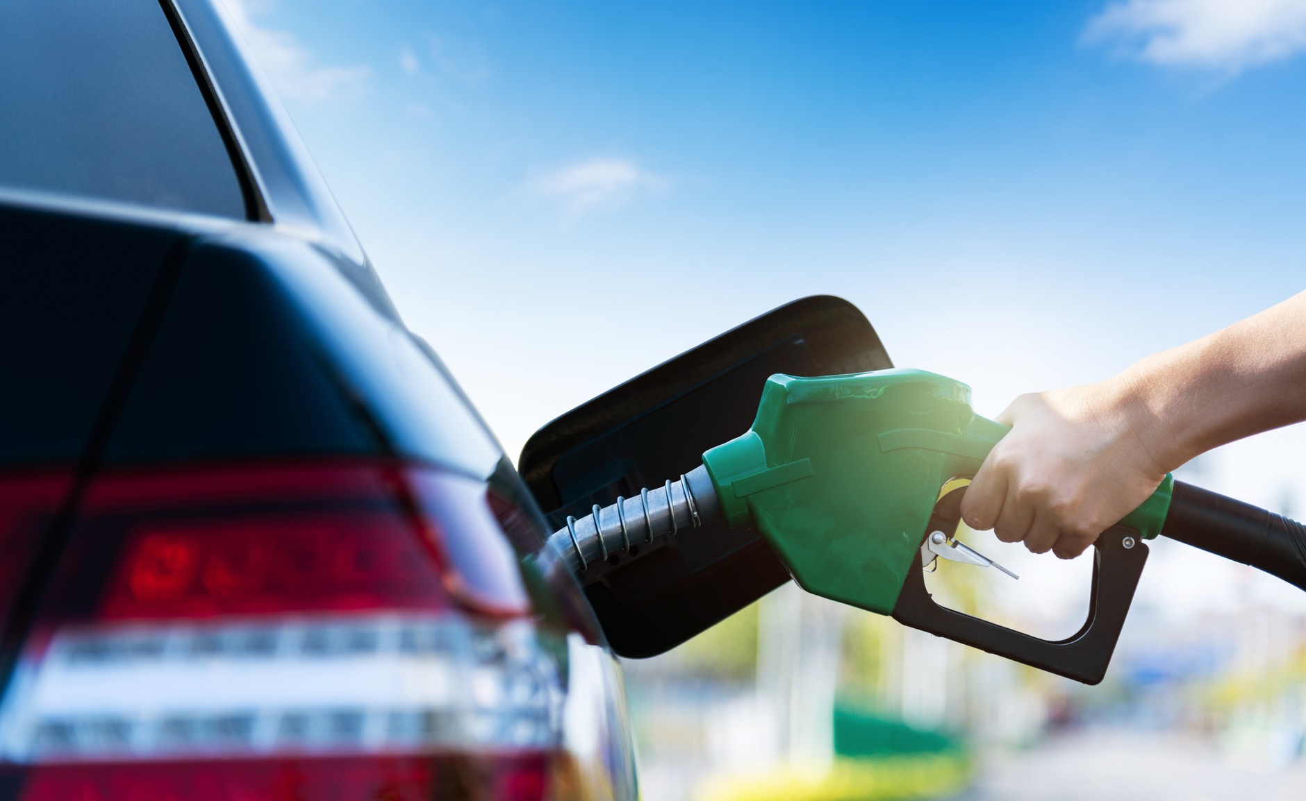 Tankowanie samochodu na stacji paliw
