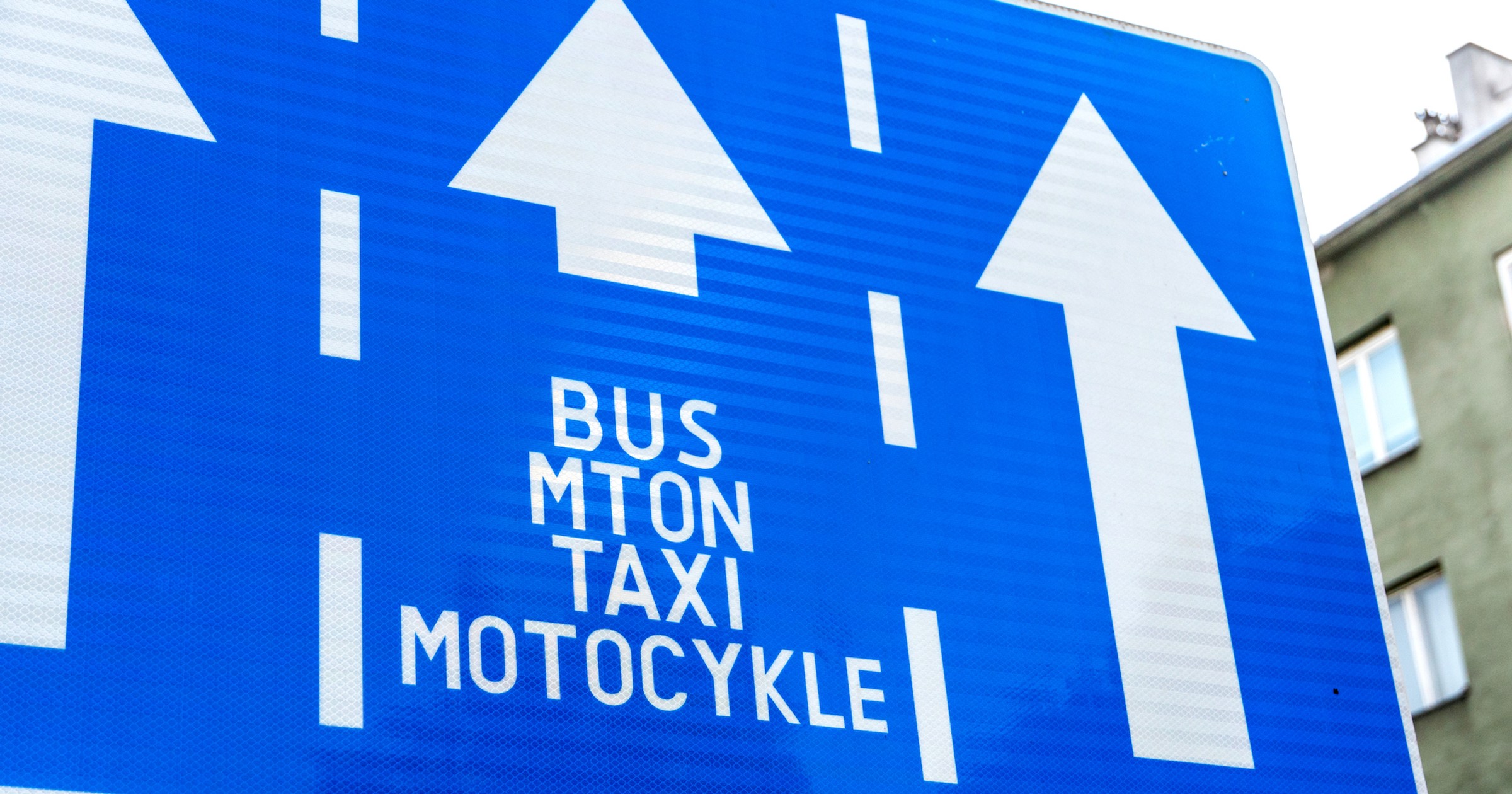 NIektóre oznaczenia są bardzo lokalne i niezrozumiałe dla przeciętnego odbiorcy. W tym przypadku (Warszawa) „MTON” oznacza: Miejski Transport Osób Niepełnosprawnych