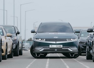 Ten samochód dosłownie skręca w miejscu. Nowa technologia ułatwia parkowanie [WIDEO]