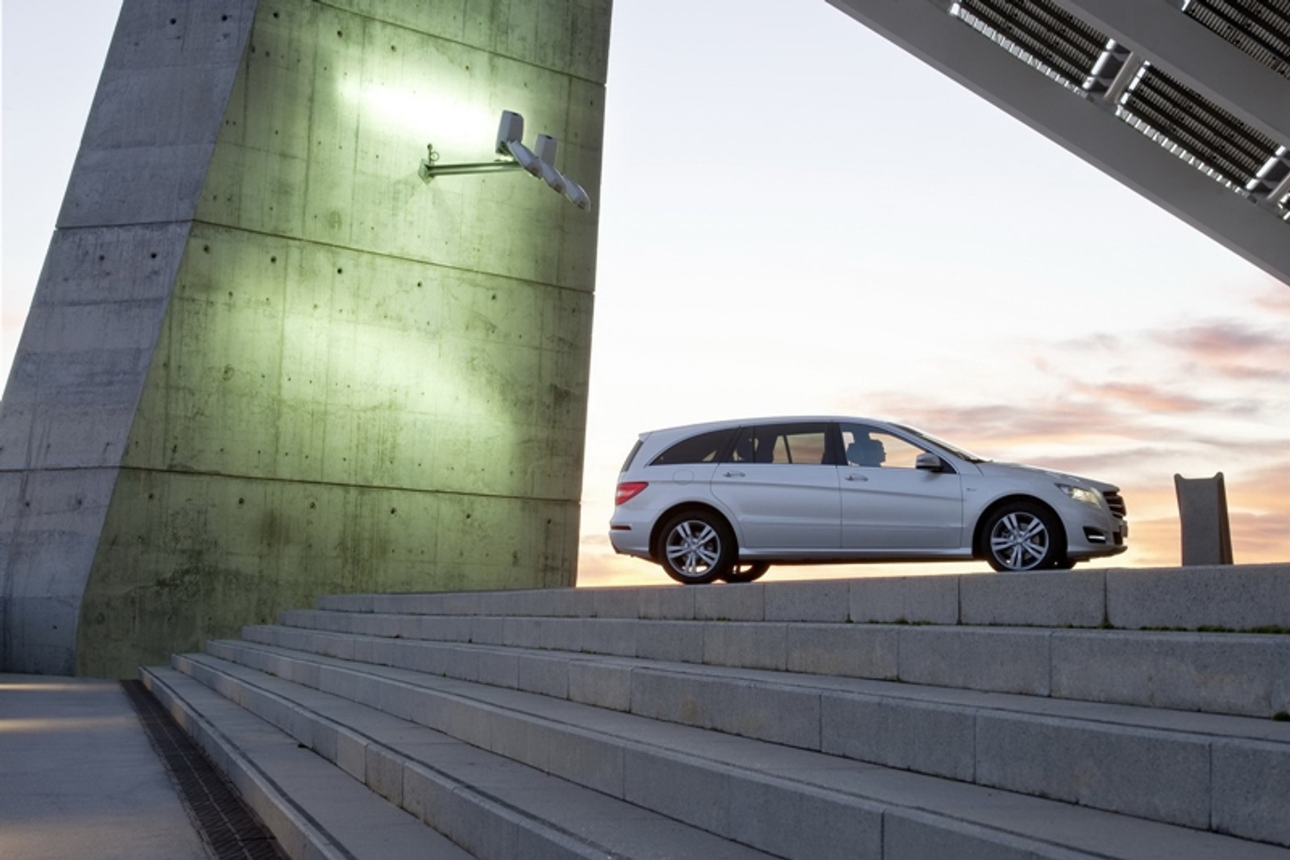 Mercedes klasy R – najbardziej niezdecydowane auto świata jest teraz jeszcze brzydsze