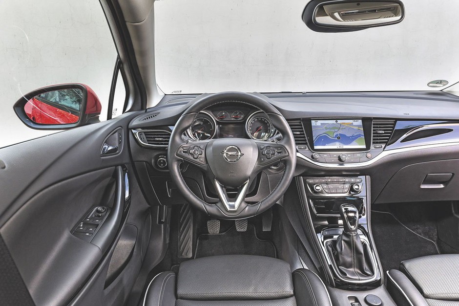 Opel Astra kontra Volkswagen Golf - kto zbudował lepszy kompakt?