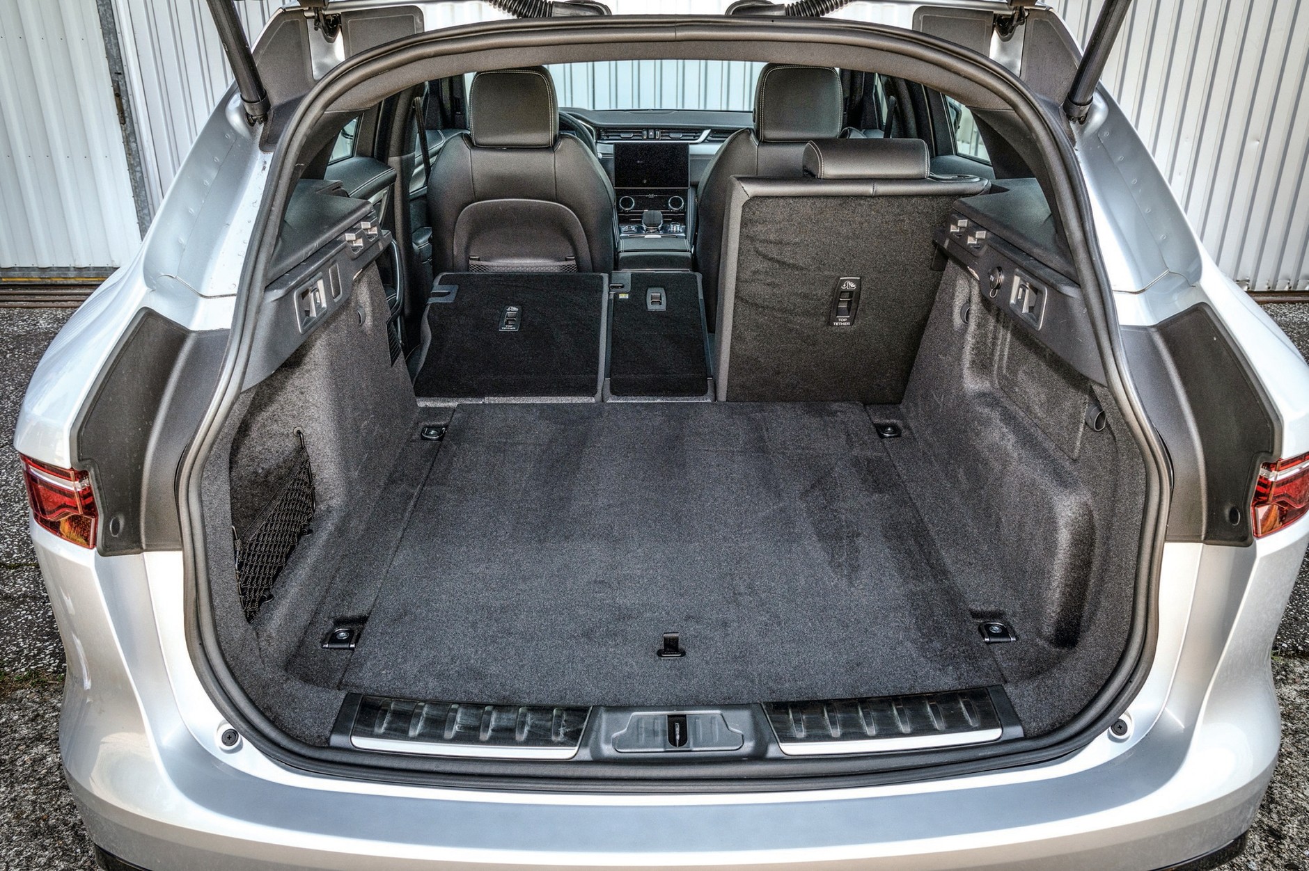 Dzięki nadwoziu, które nie udaje coupé, Jaguar oferuje największy kufer:  650-1740 litrów. Ładowność wynosi 580 kg, a masa przyczepy z hamulcami – maks. 2400 kg.