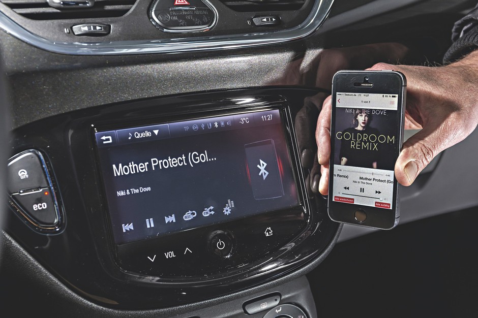 W Oplu (wersja Cosmo) seryjne radio pozwalającę na łączność ze smartfonem Intellilink