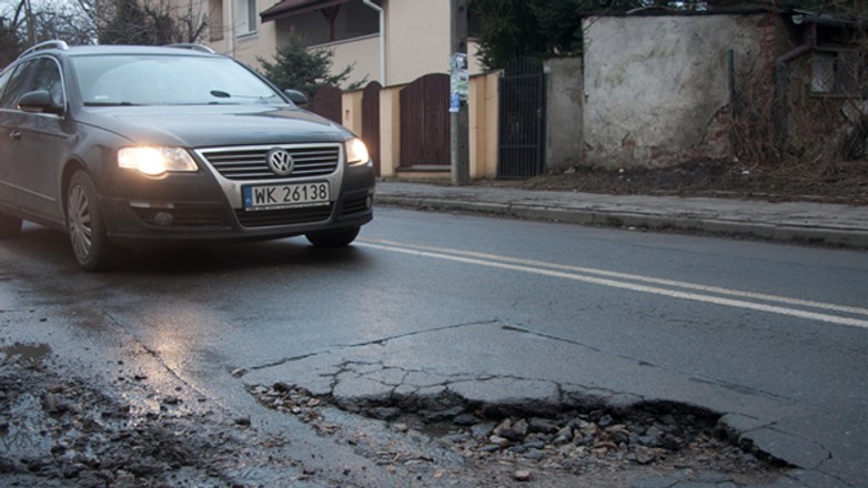 Kto zapłaci za uszkodzenie auta na dziurawej drodze?