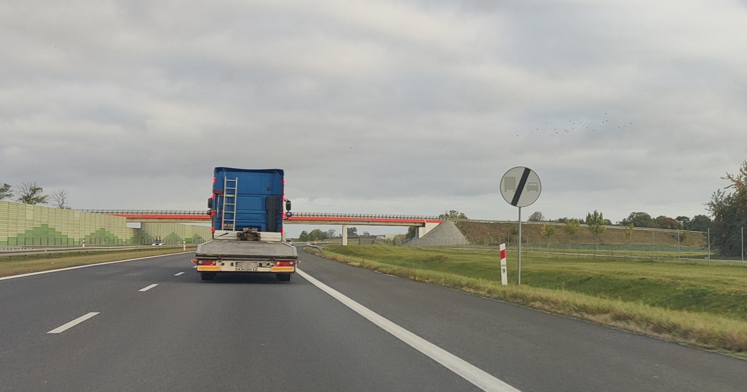 Autostrada A1. Znak kończący zakaz wyprzedzania się ciężarówek w dniu 15 października 2023 r.