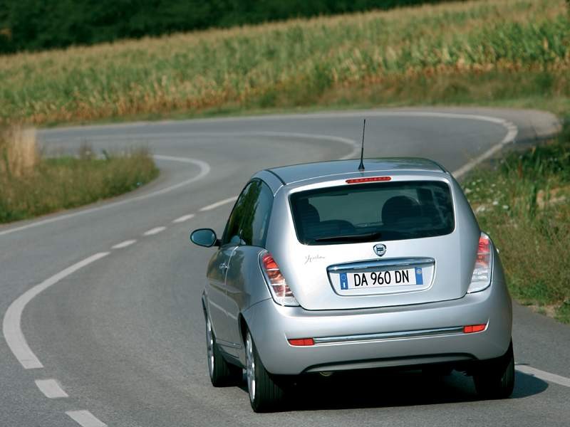 Lancia uczci w Paryżu stulecie marki nowym modelem Ypsilon