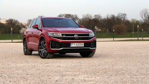 Jeździłem VW Touaregiem po liftingu. Ma podświetlane logo, diesla V6 i pochłania dziury